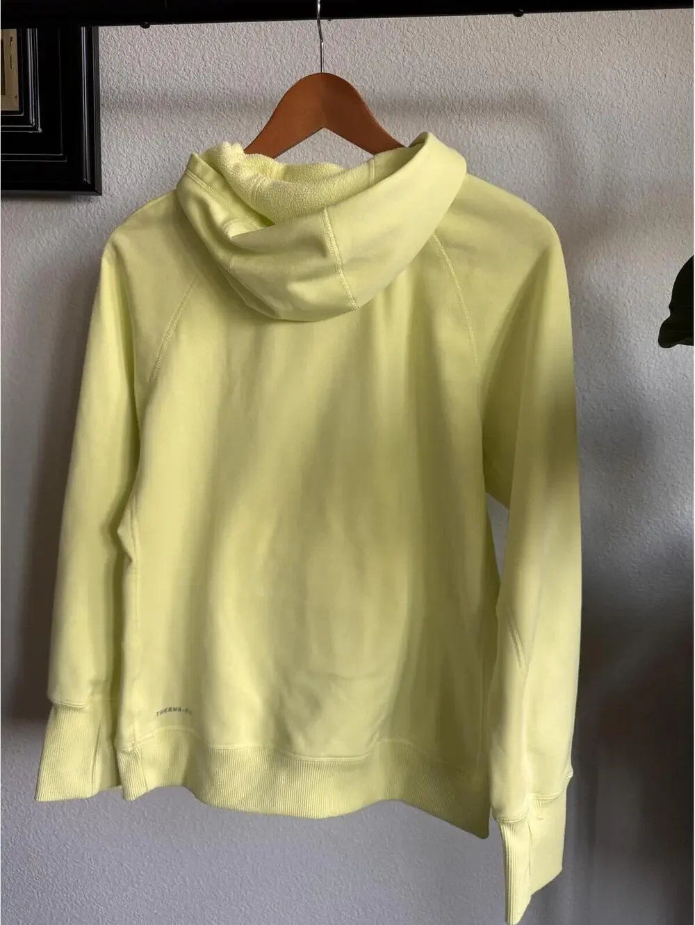 Nike Therma-FIT Hoodie Womens Large Yellow Pullover Sweatshirt Athletic